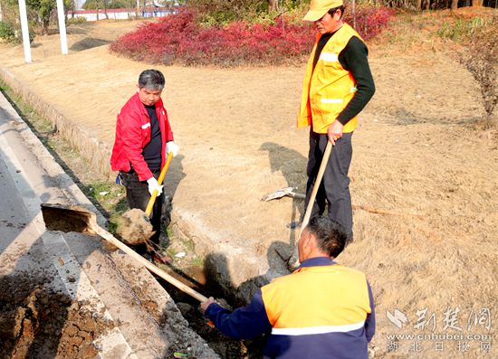 鎮(zhèn)建設（右一）帶隊清淤.jpg
