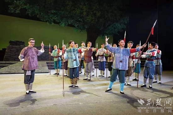 革命歷史題材楚劇《天明天亮》演出現(xiàn)場(chǎng)。通訊員供圖.webp.jpg