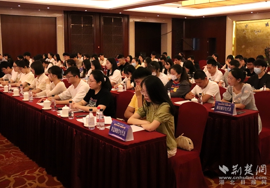 百余名學子齊聚赤壁_副本.jpg