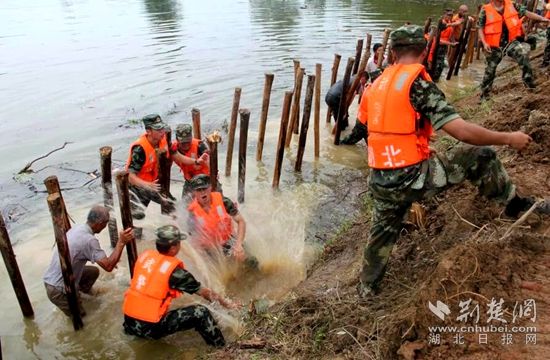 7月13日，武警官兵在高橋河執(zhí)行封堵管涌的任務_副本.jpg.jpg