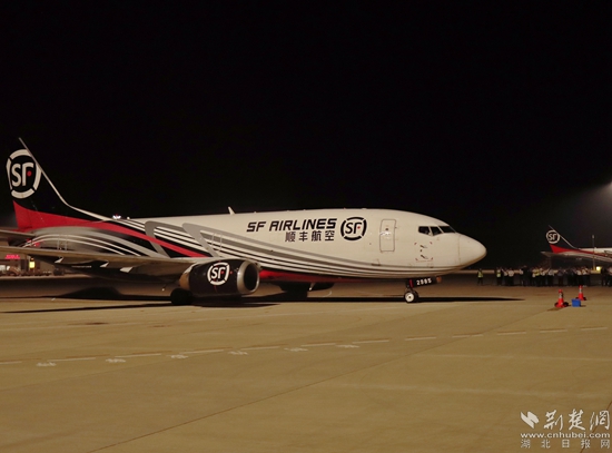 順豐B737-300駛向停機(jī)位。金康 攝.jpg