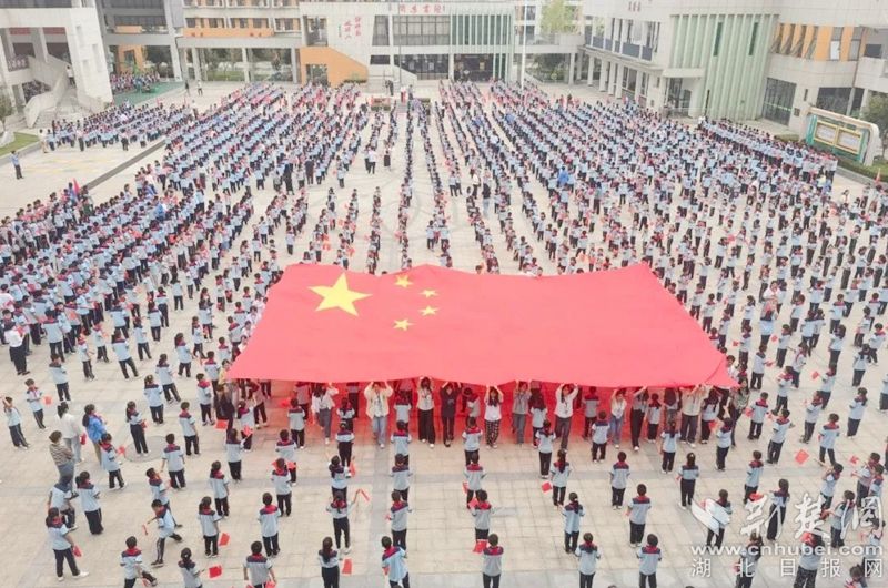 黃岡思源實(shí)驗(yàn)學(xué)?！段遗c國旗同框》快閃活動(dòng)。.jpg.jpg