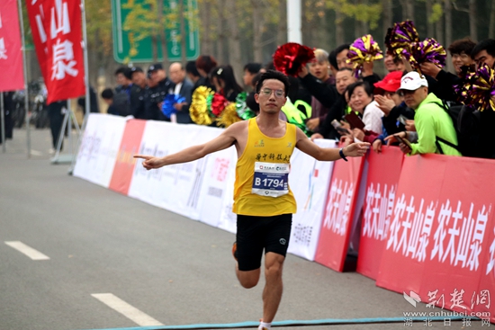 選手陸續(xù)抵達終點_副本.jpg