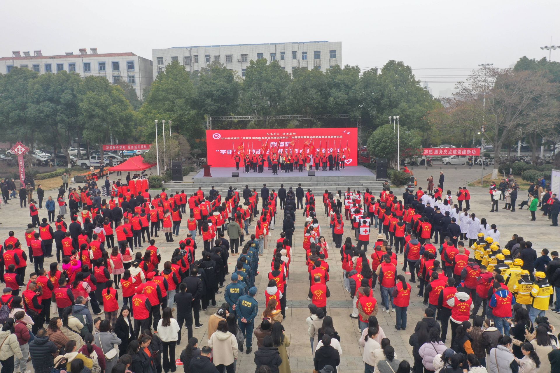 活動現(xiàn)場，還舉行了新就業(yè)志愿服務(wù)隊授旗儀式  孫縉攝.jpg.jpg