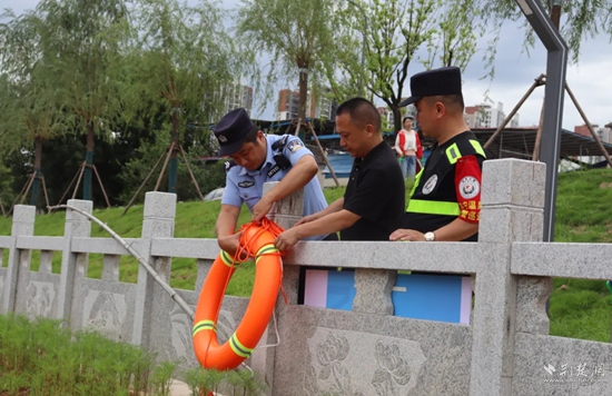 雙鶴派出所民輔警在轄區(qū)重點水域排查隱患，裝配救生工具.jpg