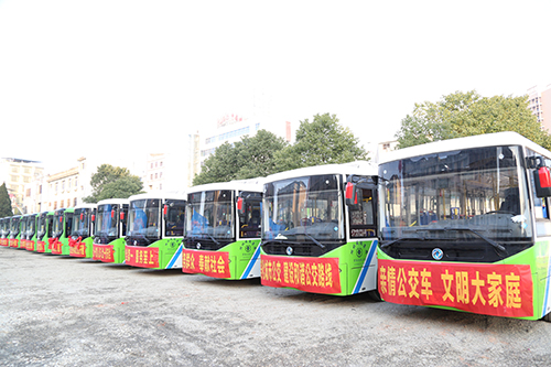 即將在崇陽投入使用的68輛新能源純電動(dòng)公交車。.jpg