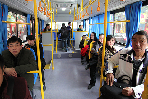 崇陽老百姓坐上新能源純電動(dòng)公交車。.JPG